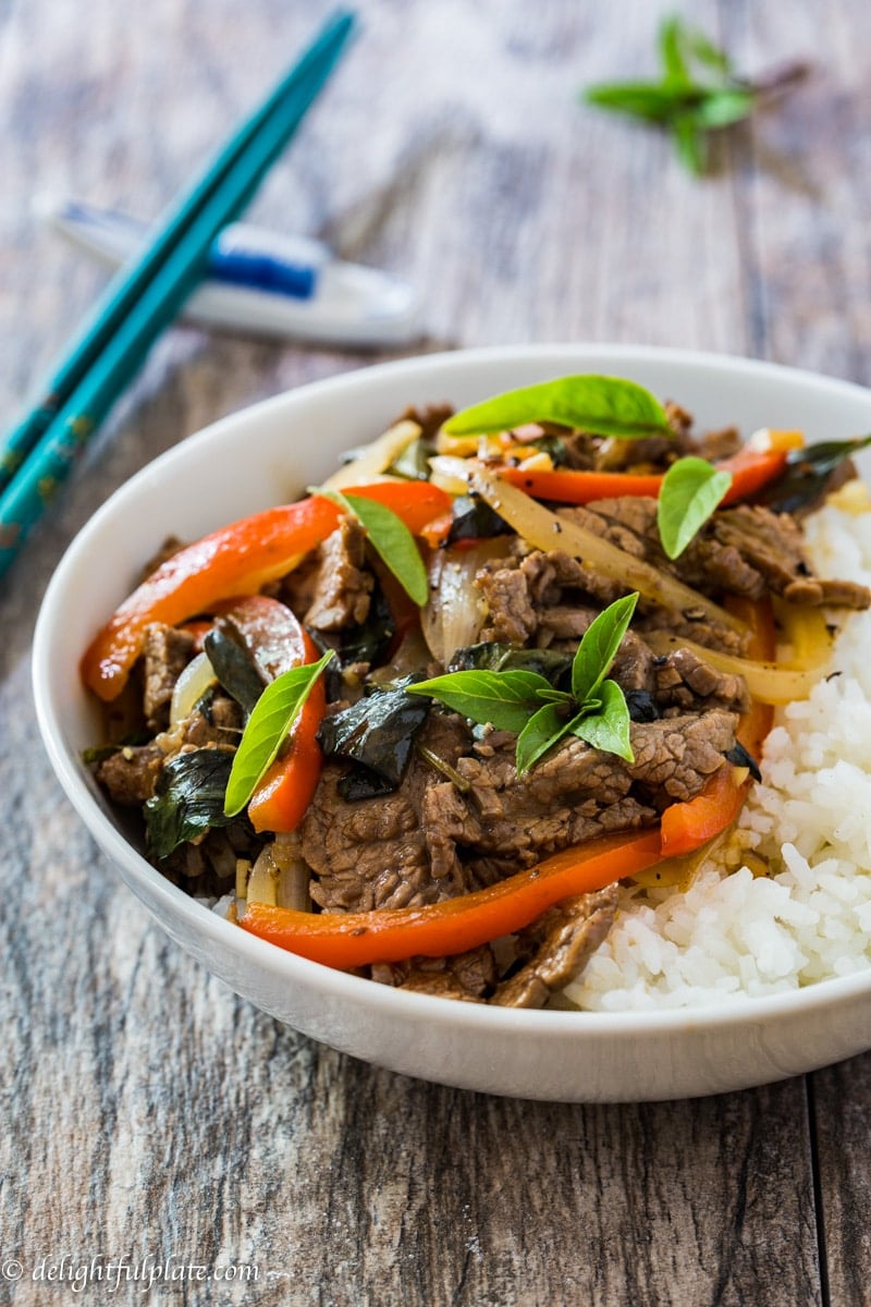 Stir-fried beef with red bell pepper and basil - Delightful Plate