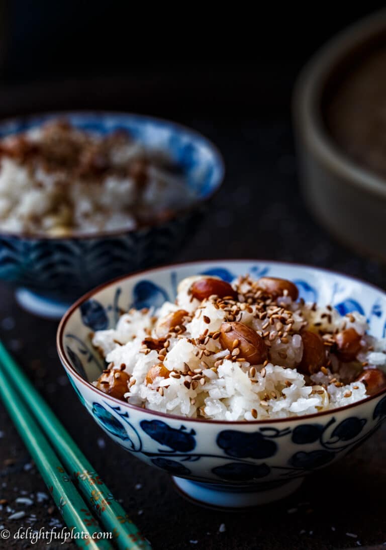 Steamed peanut sticky rice in coconut milk (Xoi lac dua)