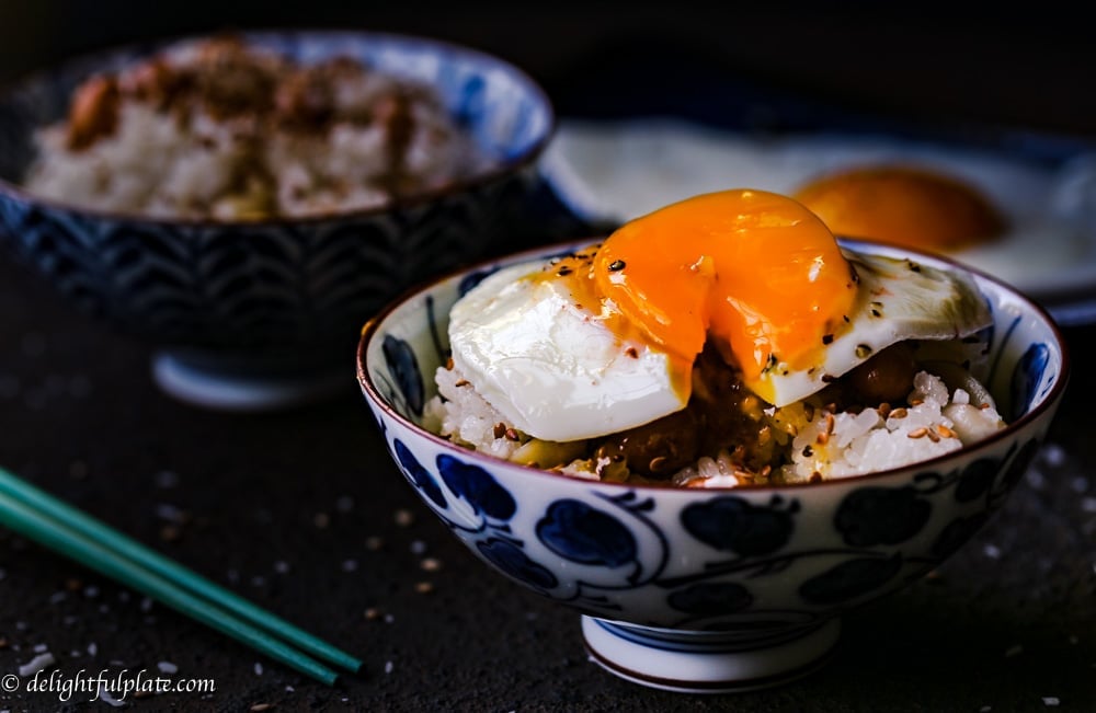 Steamed peanut sticky rice in coconut milk (Xoi lac dua)