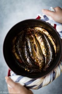 Braised sardines with tomatoes and green tea is an excellent dish to eat with rice. The sardines are braised until tender and absorb all the seasonings. This is one of the popular methods to cook fish in Vietnam.