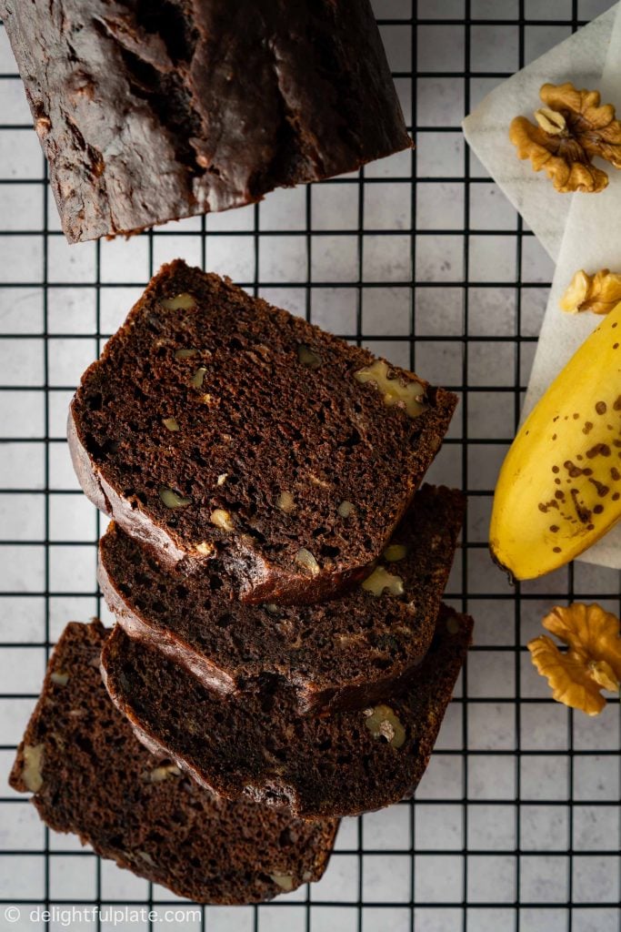 Este Pão de Banana de Noz de Chocolate é muito rápido e fácil de fazer. Está cheio de sabores a banana e chocolate, nozes crocantes e cheiros surpreendentes. Óptimo como pequeno-almoço, sobremesa ou lanche! 