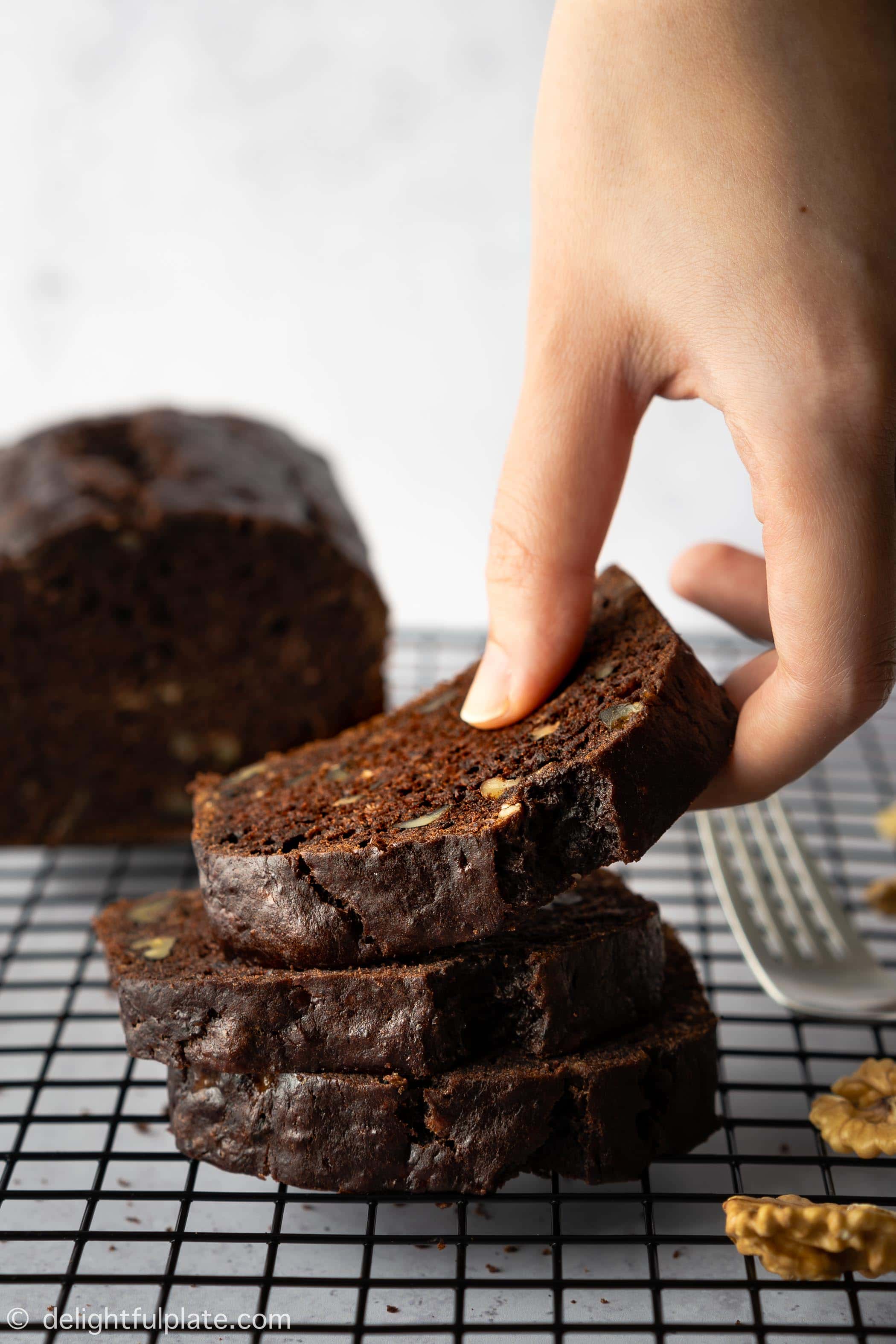 Dette chokolade valnødde bananbrød er så lækkert, fugtigt og mørt med en chokoladeagtig smag, knasende nødder og vidunderlig aroma. Uanset om det er som morgenmad eller dessert, vil det få dig til at føle dig hyggelig og hjertevarm. Super nem at lave derhjemme!