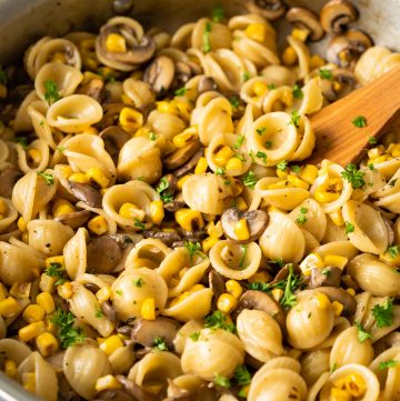 This Mushroom Corn Pasta is a fulfilling and satisfying vegetarian pasta, featuring mushrooms, charred corn and a light cream sauce. Very quick and easy to make!