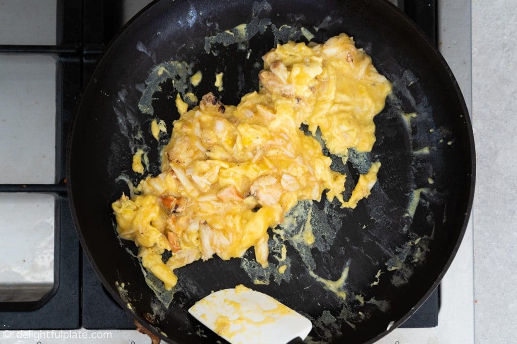 How to make scrambled eggs inside the shell