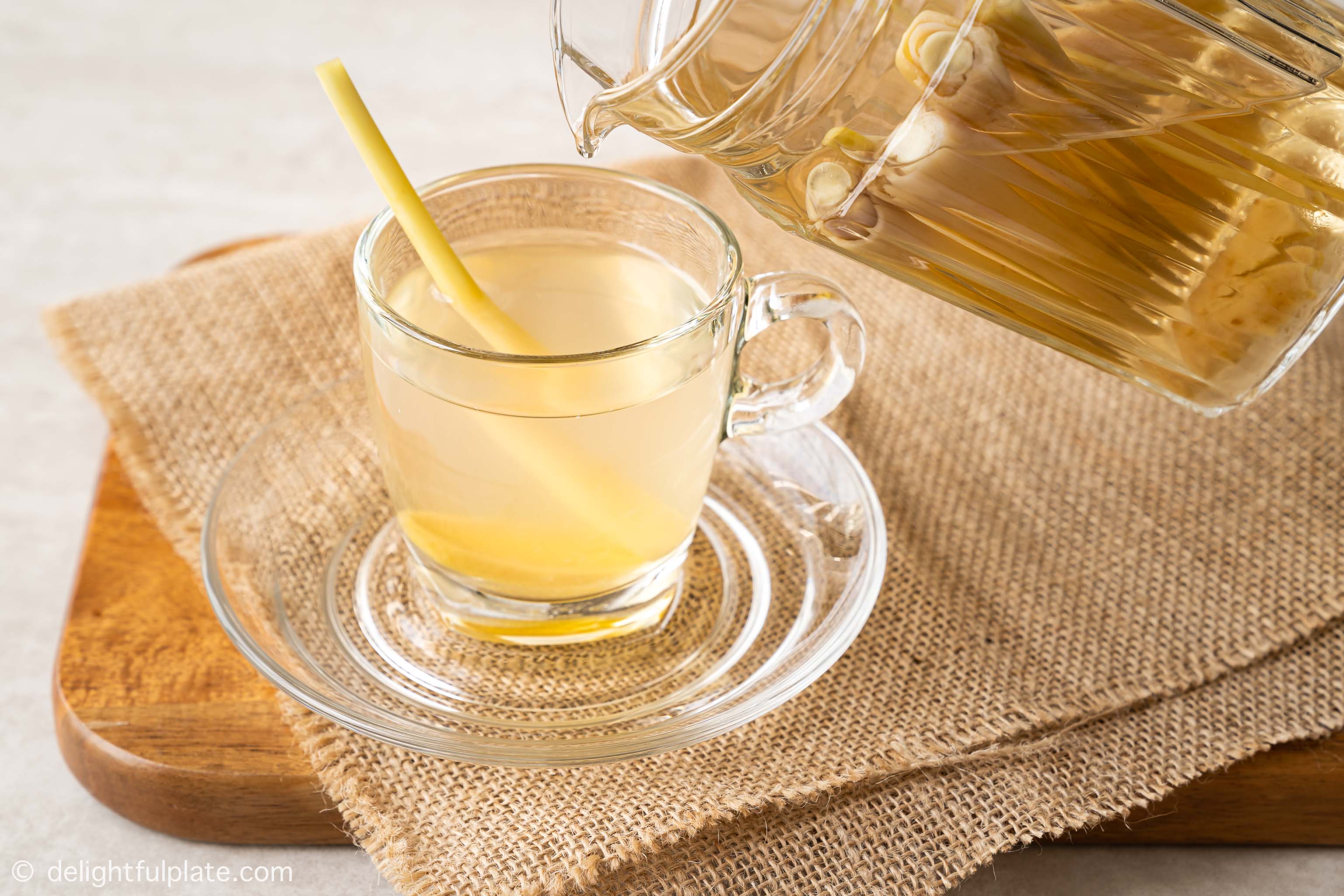 a glass of Vietnamese lemongrass ginger tea (tra gung sa)