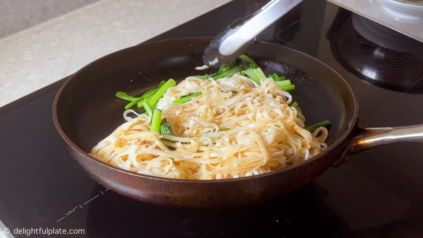 stir-fry rice noodles with veggies