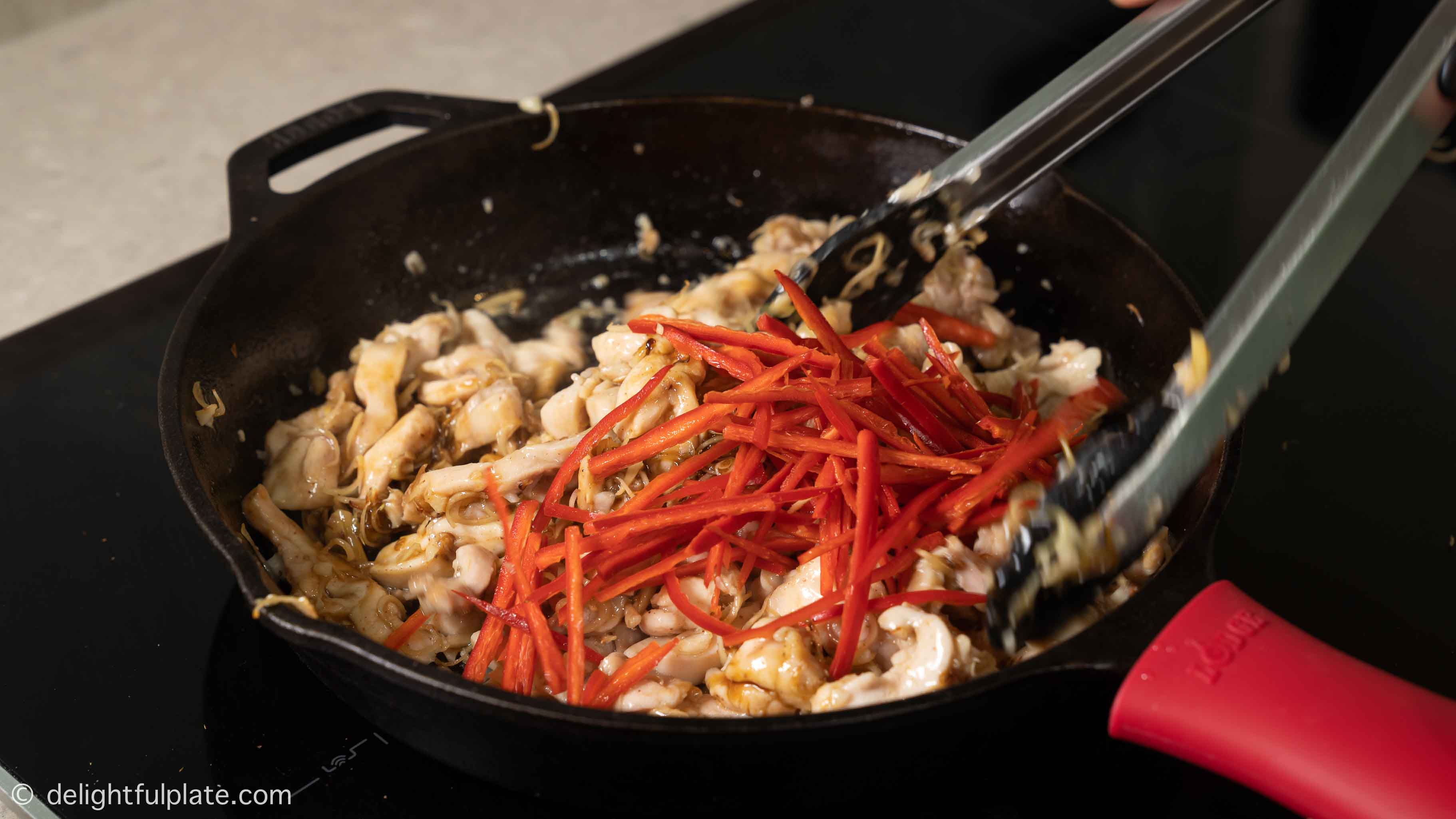 combine the stir-fried chicken with chili peppers